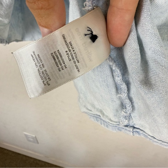 Aritzia WILFRED FREE Auteur Blue Denim Puff Short Sleeve Button Shirt Light Wash - Picture 7 of 9